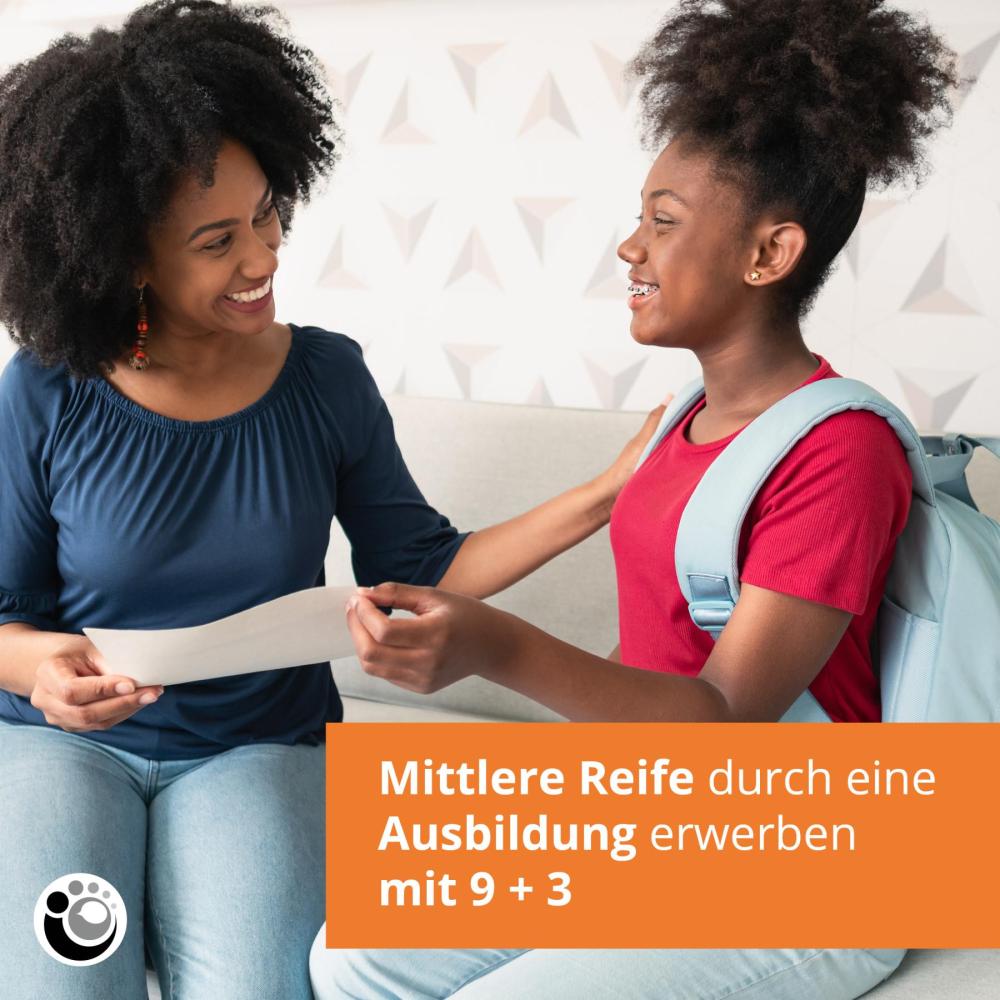 Mutter freut sich über das Zeugnis ihrer Tochter, beide sitzen auf dem Sofa. Das Mädchen hat noch ihren Rucksack auf