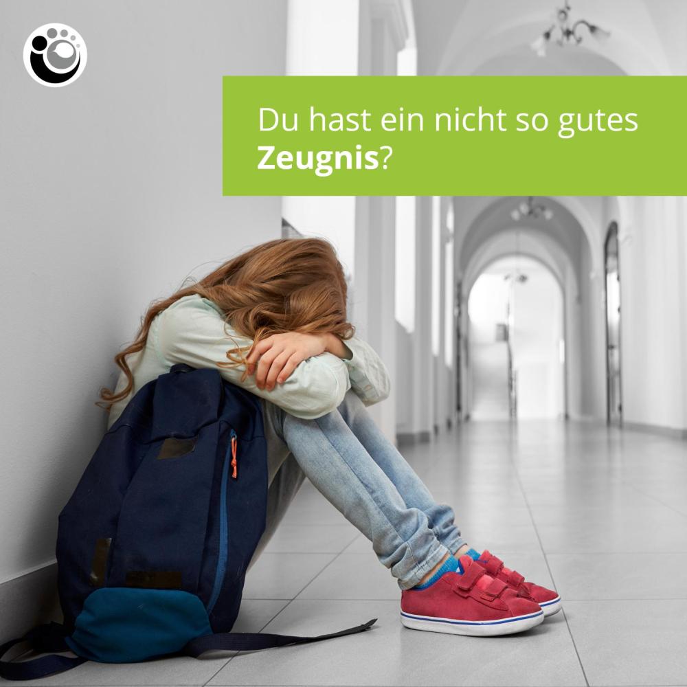 Verzweifelte Schülerin sitzt auf dem Boden im Schulflur