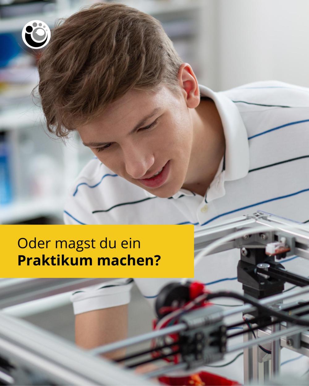 Junger Mann schaut einem 3D-Drucker zu