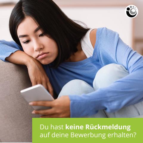 Asiatisches Mädchen schaut traurig auf ihr Smartphone